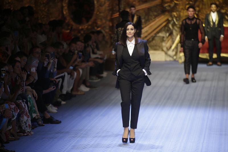 Η «θεά» Μόνικα Μπελούτσι ξανά στην πασαρέλα των Dolce & Gabbana -Επειτα από 26 χρόνια [εικόνες]