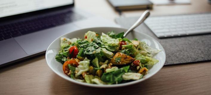 Διατροφολόγος αποκαλύπτει τι πρέπει να προσθέσεις στη σαλάτα σου για να χάσεις βάρος