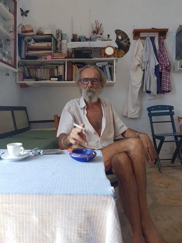 Αλέξανδρος Ζυγούρης: Ο γλύπτης του Καστελόριζου που περπατά ξυπόλητος και ζει χωρίς ρεύμα [εικόνες]