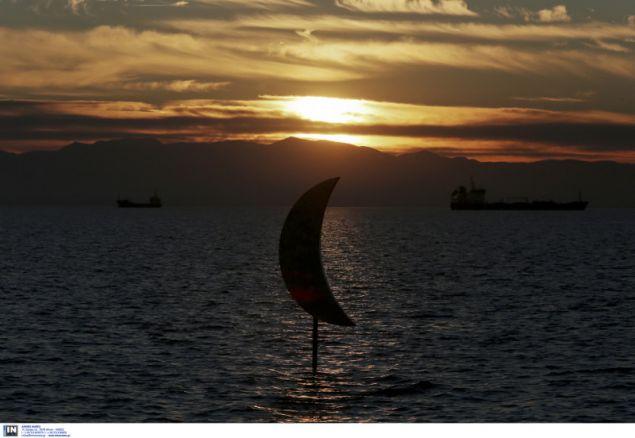 Θεσσαλονίκη: Το γλυπτό «Φεγγαράκι» επιστρέφει στην νέα παραλία με αερόστατο [εικόνα]