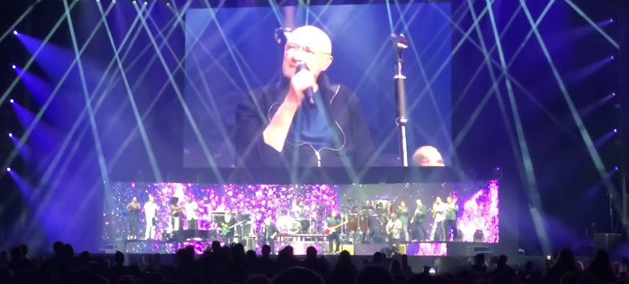 Συγκίνηση: Ο Φιλ Κόλινς έδωσε συναυλία ακινητοποιημένος σε κάθισμα -Τον αποθέωσε το κοινό [βίντεο]