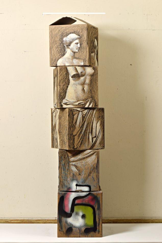 Ο Παύλος Σάμιος ζωγραφίζει αρχαία αγάλματα πάνω σε χαρτόκουτα, σαν γκράφιτι [εικόνες]