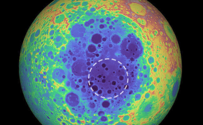 Εντοπίστηκε μυστηριώδης μεταλλική μάζα κάτω από την αθέατη πλευρά της Σελήνης [εικόνα]