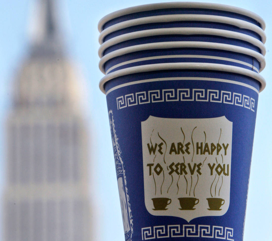 Το χάρτινο ποτήρι με τον ελληνικό χαρακτήρα που έμαθε στους Νεοϋρκέζους τον καφέ στον δρόμο