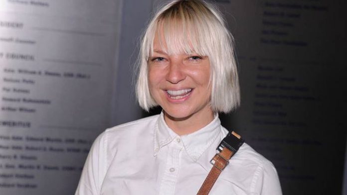 Η Sia αποκάλυψε το σπάνιο πρόβλημα της υγείας που την ταλαιπωρεί