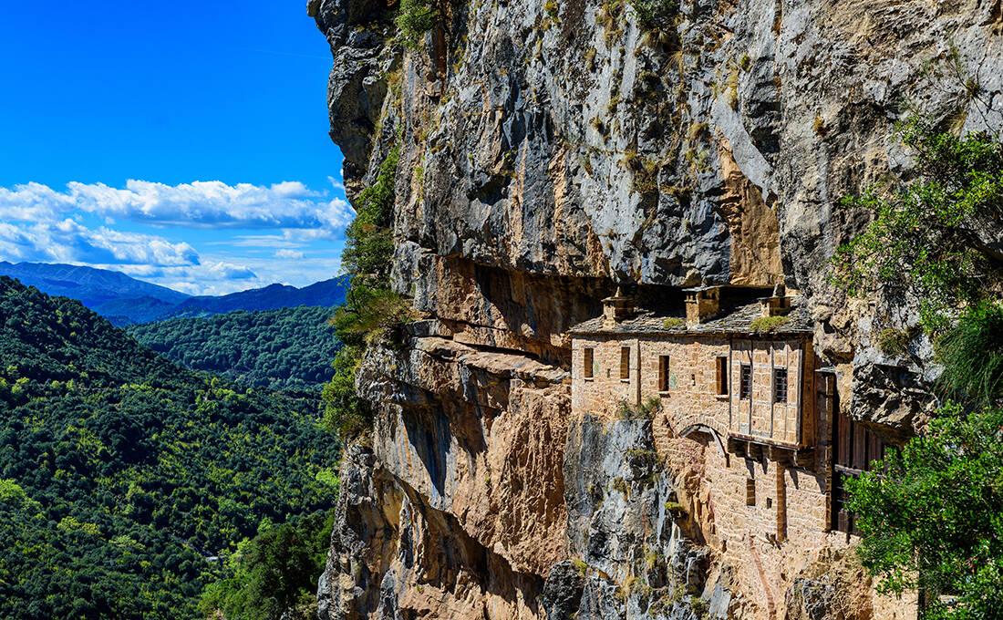 Το εντυπωσιακό μοναστήρι της Ηπείρου που λαξεύτηκε σε έναν βράχο