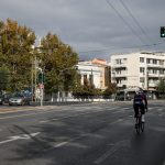 Οι νέοι στο «στόχαστρο» του κορωνοϊού: Διασωληνωμένη 28χρονη – Κατέληξε