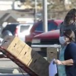 Μπραντ Πιτ: Έβαλε ένα χεράκι και ξεφόρτωσε κιβώτια με τρόφιμα