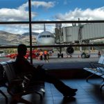 Σε ελεύθερη πτώση οι μετοχές των αεροπορικών μετά τις αναστολές