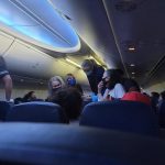 Αναστάτωση σε πτήση της United: Ασθενής με κορωνοϊό αργοπέθαινε στο