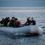 Τουλάχιστον 20 μετανάστες πνίγηκαν όταν το σκάφος τους ναυάγησε κοντά