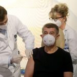 Εμβολιάστηκε ο Τσέχος πρωθυπουργός