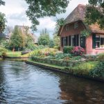 Giethoorn: Η πανέμορφη πόλη της Ολλανδίας που δεν έχει δρόμους