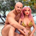 Μόνος θα περάσει τα Χριστούγεννα ο Καζάκος bodybuilder που παντρεύτηκε