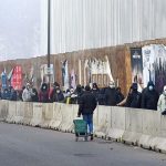 Ουρές για συσσίτια έξω από τράπεζες τροφίμων στο Μιλάνο