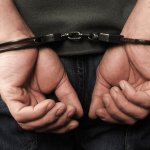 Χειροπέδες σε νεαρούς στη Θεσσαλονίκη λόγω συνάθροισης σε σπίτι –