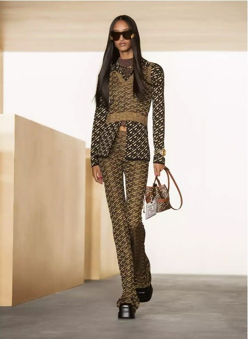 Emily Ratajkowski: To runway σύνολο του οίκου Versace που φόρεσε στους δρόμους της Νέας Υόρκης!