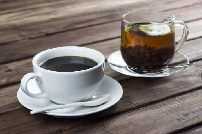 Εγκεφαλικό και άνοια: Μικρότερος ο κίνδυνος για όσους πίνουν συχνά καφέ και τσάι