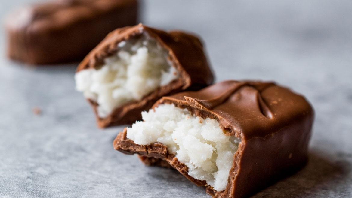 Η πιο εύκολη συνταγή για τα πιο νόστιμα σοκολατάκια με γέμιση καρύδας