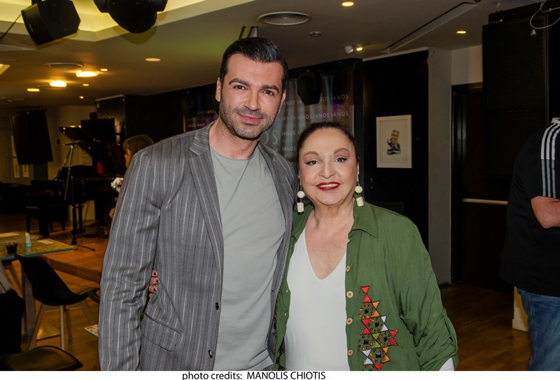 Ο Λευτέρης Ζαμπετάκης με την ηθοποιό Μίρκα Παπακωνσταντίνου, με την οποία θα ανεβάσουν σε λίγες μέρες την παράσταση «Μαύρη γαλότσα», στην Κύπρο