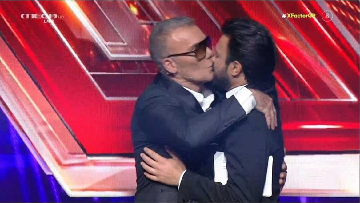 X Factor: Ο Στέλιος Ρόκκος αιφνιδίασε τον Ανδρέα Γεωργίου δίνοντάς του ένα φιλί στο στόμα!