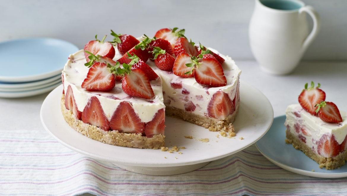 Δροσερό cheesecake με φράουλες για όλη την οικογένεια