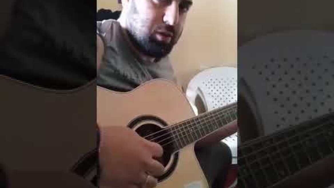 Παίζει κιθάρα και ανεβάζει βίντεο από τη φυλακή ο πρώην παίκτης reality που «μπούκαρε» στο Εφετείο – Βίντεο