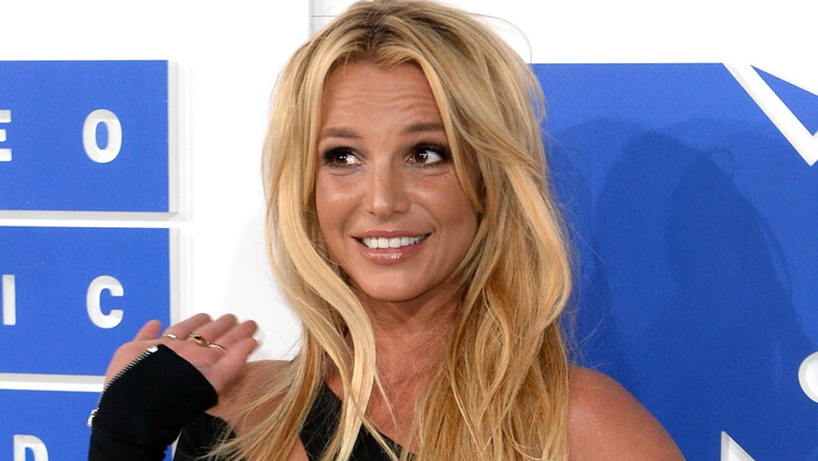 Η Britney Spears χορεύει ημίγυμvη στην παραλία