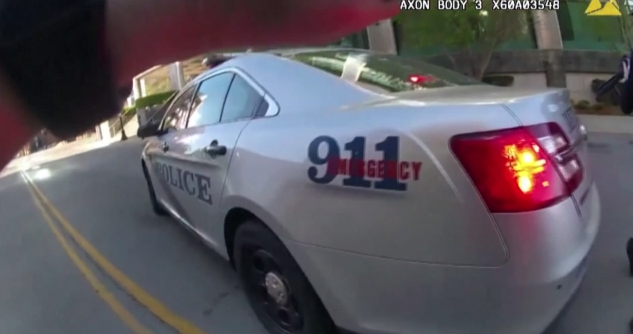 ΗΠΑ: Συγκλονιστικό βίντεο καταγράφει την προσπάθεια αστυνομικών να εξουδετερώσουν τον δράστη που άνοιξε πυρ σε τράπεζα