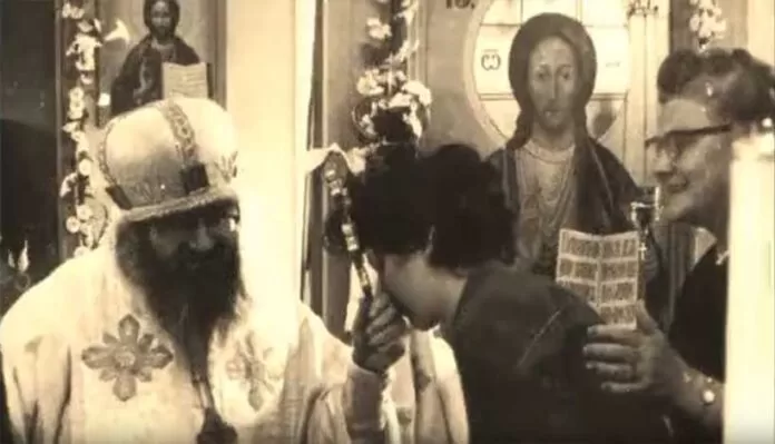 Η αλλαγή των ιερών αμφίων του Αγίου Ιωάννη Μαξίμοβιτς (Βίντεο)