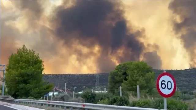 Τεράστιο το μέτωπο στο Λουτράκι – «Η φωτιά έχει ξεφύγει»