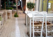 «Εργαζόμενοι σε φέρετρα και… πελάτες σε ξαπλώστρες»: Οι μεθοδεύσεις των εργοδοτών για να παρακάμψουν την ψηφιακή κάρτα εργασίας