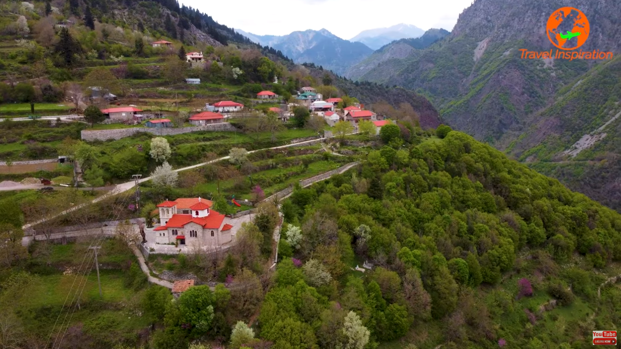 Ευρυτανία: Τρίδενδρο, το υπέροχο χωριό στο χείλος του γκρεμού με θέα στον Αγραφιώτη (βίντεο)
