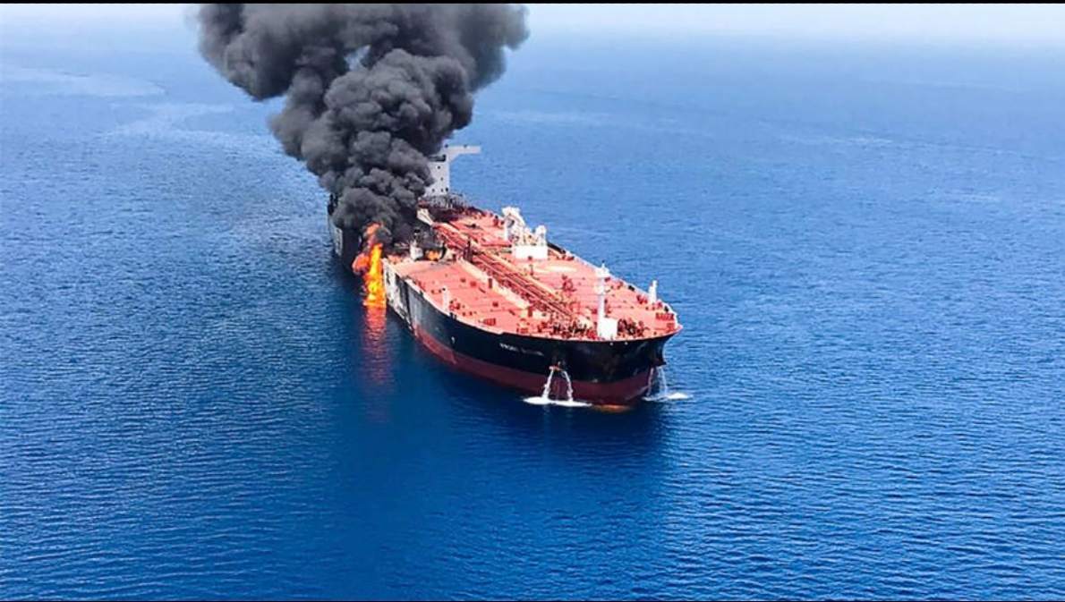 Φλέγεται αμερικανικό φορτηγό πλοίο: Οι Χούθι το έπληξαν με πύραυλο έξω από τις ακτές της Υεμένης!