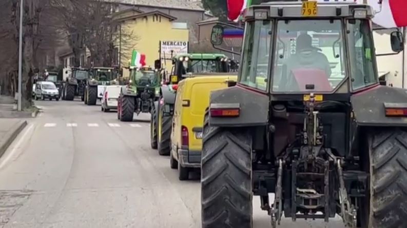 Αγρότες: Κομβόι τρακτέρ έφτασε έξω από τη Ρώμη – Κλειστές μεγάλες οδικές αρτηρίες
