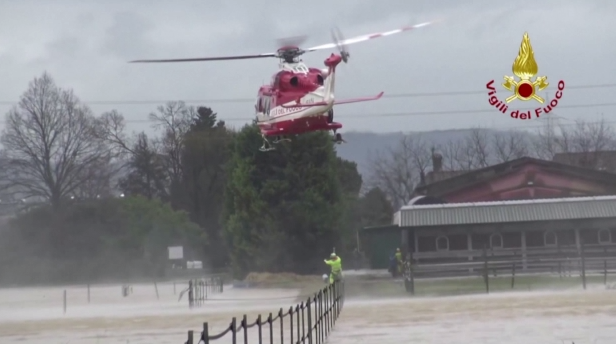 Ιταλία: Επιχείρηση διάσωσης με ελικόπτερα από πλημμυρισμένα σπίτια