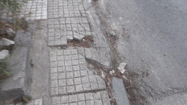 Παλαιό Φάληρο: Τραγική εικόνα με πεζοδρόμια – παγίδες για τους πεζούς