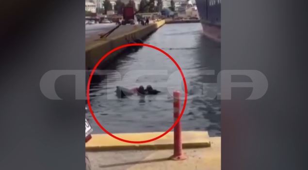 Βίντεο από τη διάσωση ηλικιωμένης που έπεσε από πλοίο στο λιμάνι Πειραιά