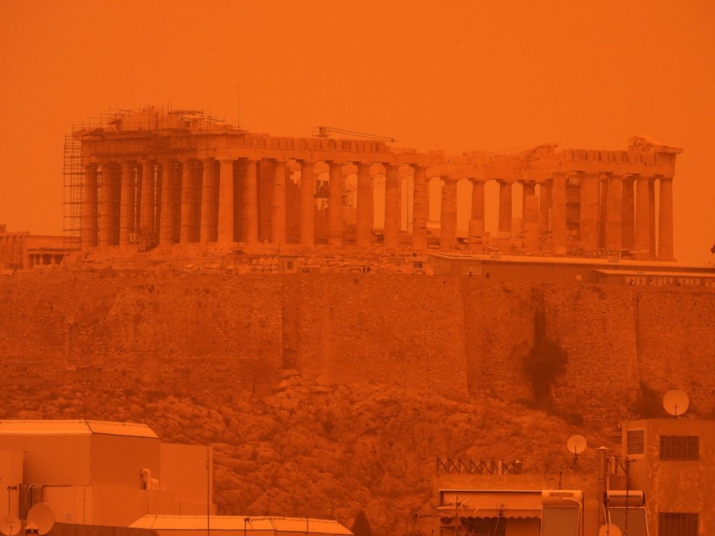 Εικόνες από…«Σαχάρα» – Η «επέλαση» της αφρικάνικης σκόνης στην Ελλάδα