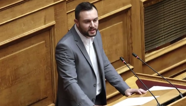 Κωνσταντίνος Φλώρος: Ποιος είναι ο βουλευτής που γρονθοκόπησε μέσα στη Βουλή