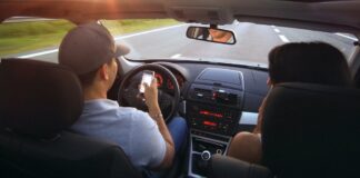 man on his phone while driving 77761 434857 type13028 1024x538.jpg