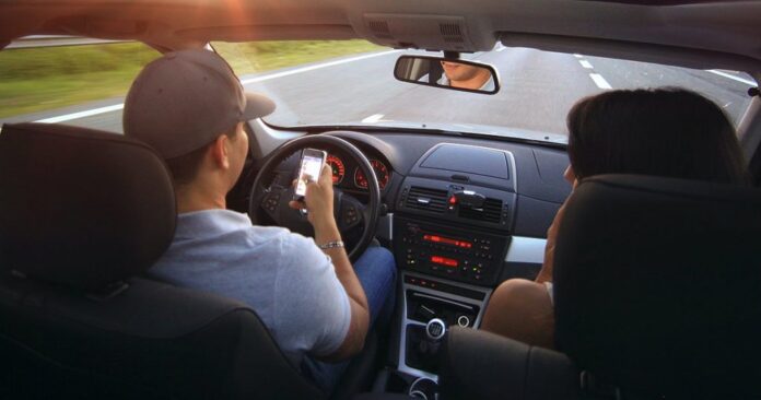 man on his phone while driving 77761 434857 type13028 1024x538.jpg