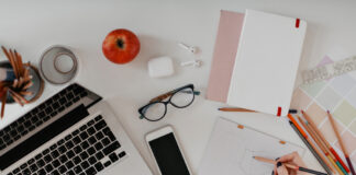 akatastasia paragogikothta steve jobs.jpg