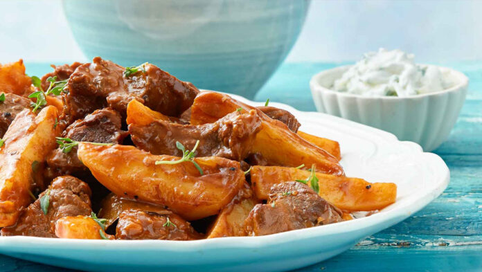 kokkinisto mosxari me patates.jpg