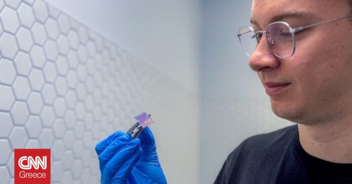 d03582d9 daniel tibben holding device credit rmit og.jpg