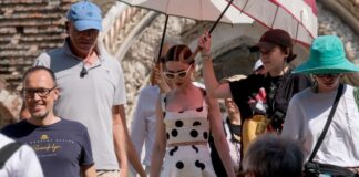 emilyinparis 1200x630.jpg