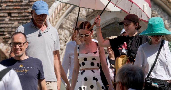 emilyinparis 1200x630.jpg