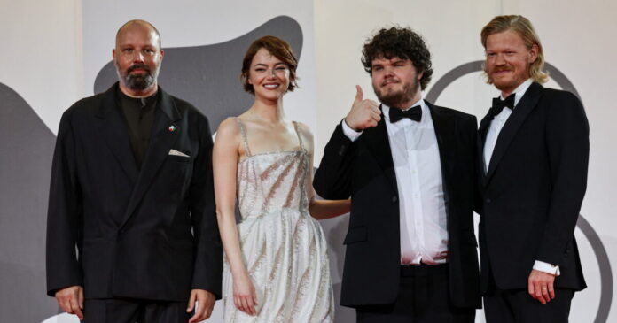 yorgos lanthimos emma stone 1200x630.jpg