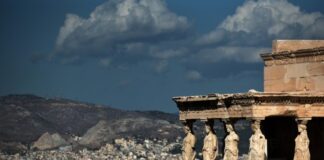 EVT AKROPOLH TOYRISTES PARTHENONAS 12 620x350.jpg