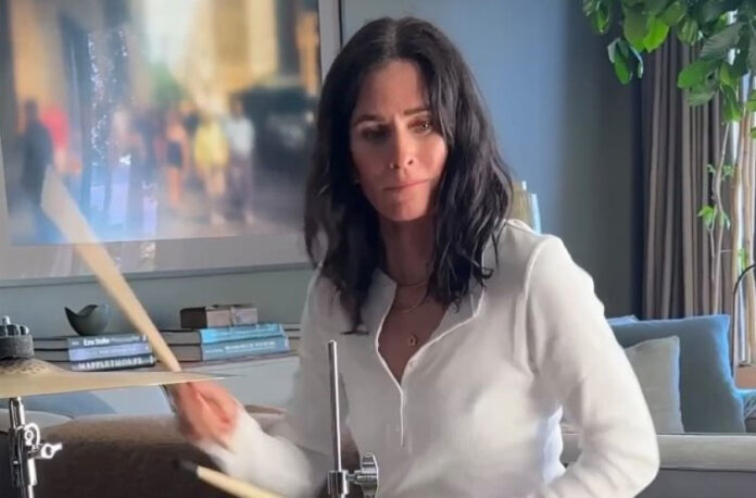 b697010e58239953801b57187facee33 L.jpg